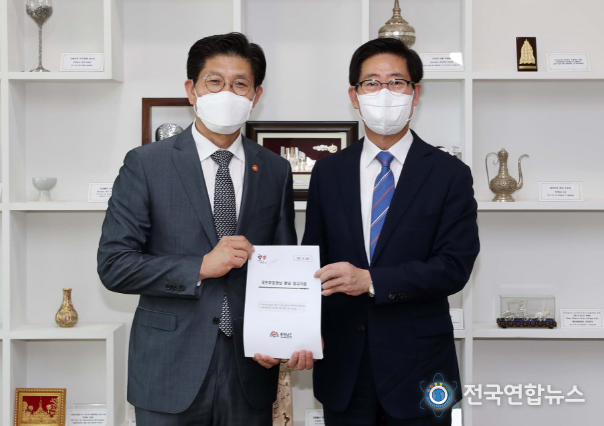 양승조 충남지사(오른쪽)가 노형욱 국토부 장관과 면담을 갖고 충남공항 예타 등 현안사업을 신청하며 지원을 요청했다.