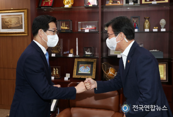 양승조 충남도지사(왼쪽)가 정부세종청사에서 문성혁 해양부장관을 만나 가로림만 해양정원 예타 통과 협력을 요청했다.