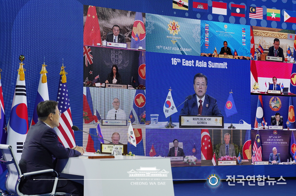 문재인 대통령 제16차 동아시아정상회의 참석 모습.
