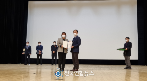 조진영 소방장이 소방청 화재대응조사과장에게 행정안전부 장관상을 수상하고 있는 모습