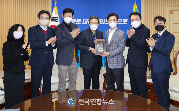 허태정 시장이 한국학원총연합회 감사패를 받았다.