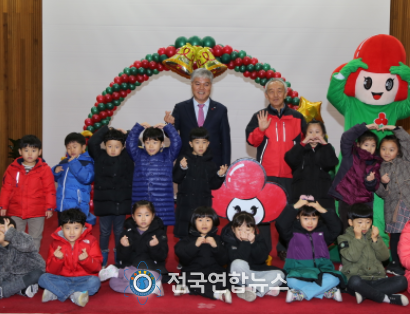 2019년 12월 19일 금산학생체육관에서 열린 희망 2020 나눔캠페인 순회모금 기념사진