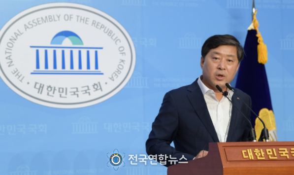 국회기자회견에서 육사 논산이전의 정당성을 피력하는 황명선 논산시장