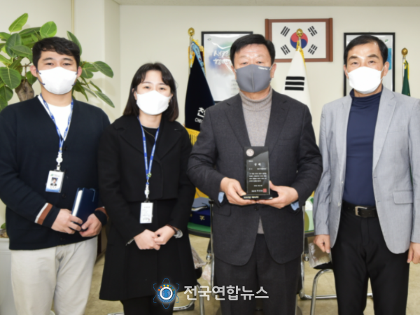 천안시시설관리공단이 지난 28일 2021년도 천안시 산하기관 부패방지 시책평가에서 우수기관에 선정돼 천안시로부터 표창을 수여받았다.
