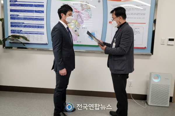 오세규 읍장이 임석규 대표에게 충남도지사 표창을 전하는 장면