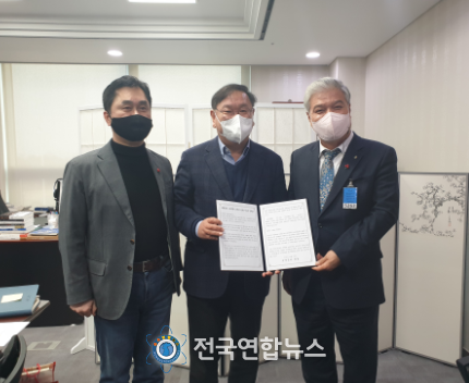 문정우 금산군수, 김태년 위원장, 김종민 국회의원이 금산군 선거구 유지 건의문과 함께 사진을 찍고 있다.