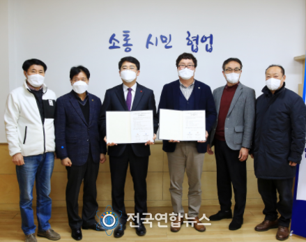 맹정호 서산시장이 30일 시장실에서 열린 2022 전국 종별 배드민턴대회 유치 업무협약식 모습