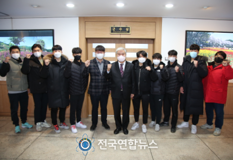 문정우 금산군수와 금산군 사이클팀이 기념사진을 찍고 있다.