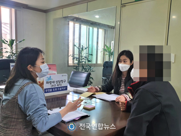 천안시 광덕면 행정복지센터 직원들이 복지상담을 하고 있다.