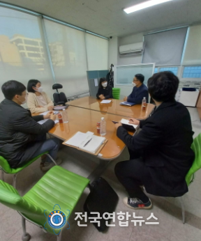 아산시 아동보호팀 직원들이 충청남도아동보호전문기관을 방문해 우수운영사례를 공유하고 있다