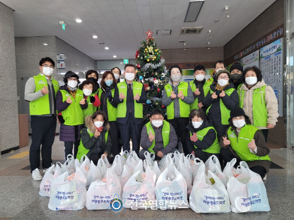 천안시 직산읍 행복키움지원단이 지난 12일 물품 꾸러미를 주민들에게 전달했다.