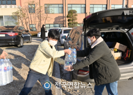 자가격리자 생필품 배부 장면