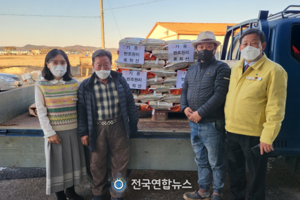 부여군 표희선 반딧불영농조합 대표, 부여 세도면에 ‘희망나눔 사랑의 쌀’ 전달
