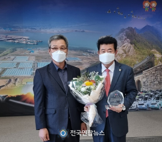 서산시의회 장갑순·안효돈 의원, 지곡이장단協 감사패 받아