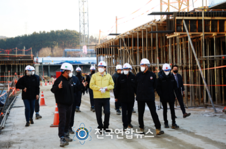 맹정호 서산시장이 21일 테크노밸리영무예다음아파트 신축공사 현장을 방문해 안전구조물 등 공사관리 실태를 점검하는 모습