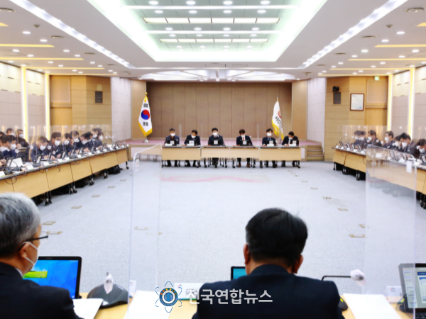 맹정호 서산시장이 24일 시청 대회의실에서 열린 확대간부회의를 주재하는 모습