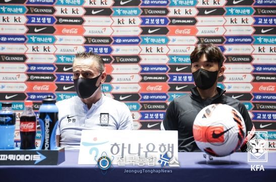 공식 기자회견에 나선 파울루 벤투 감독과 황인범