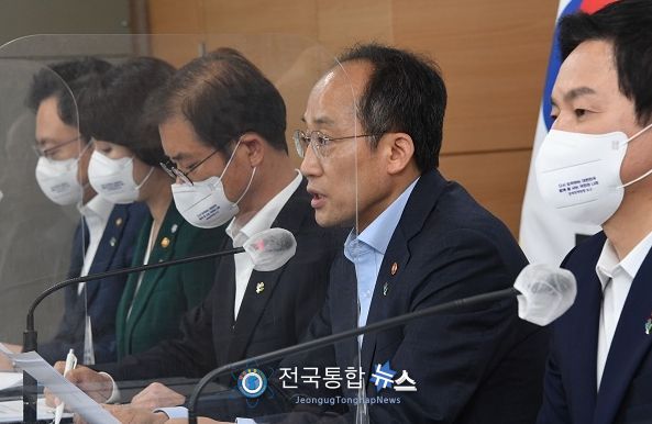 추경호 부총리 겸 기획재정부 장관이 16일 오후 서울 종로구 정부서울청사에서 열린 새정부 경제정책방향 관계부처 합동브리핑에 참석해 발표문을 낭독하고 있다.