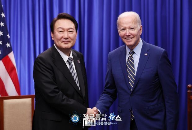 한-미 정상회담에서 윤석열 대통령(왼쪽)과 바이든 대통령 모습.