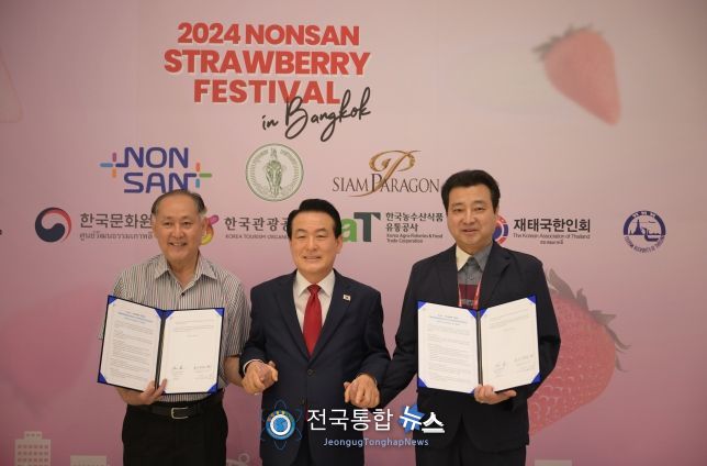 기업수출협약식 현장 (왼쪽부터 k.p.c사 chetta K대표 백성현 시장 휴먼테크 정남천 부사장)