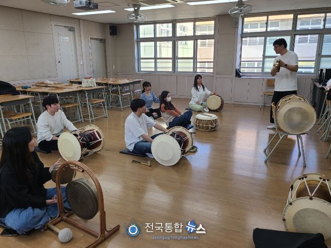 태안교육지원청, '신명나게 사물놀이를 배우는 태안의 음악선생님들'