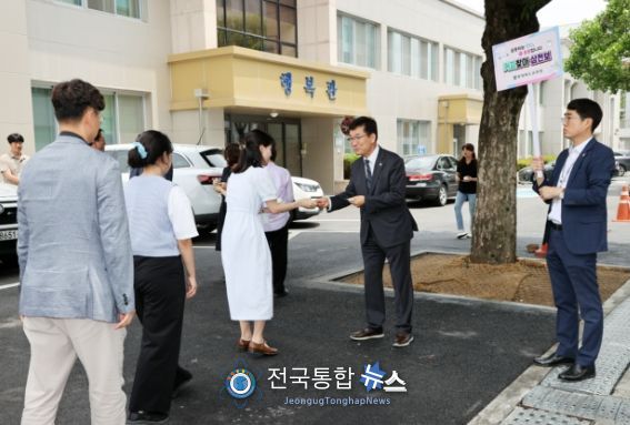 윤건영 충북교육감, '식사 후엔 가볍게 산책합시다' 몸활동 직원 격려