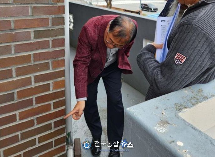 건축구조전문가 점검반이 현장을 방문하여 노후건축물을 점검하고 있다.